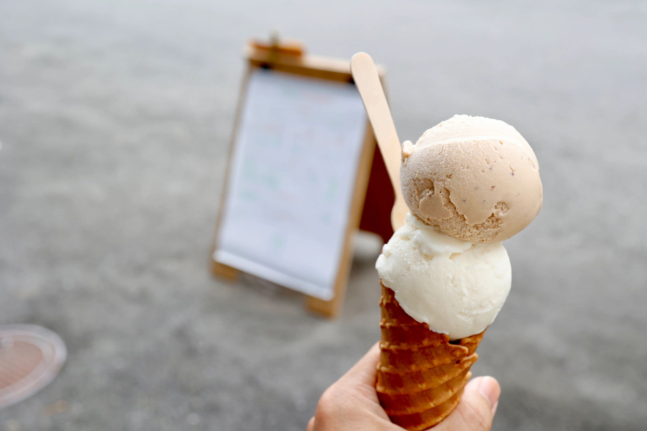 Double ice cream cone with copy space